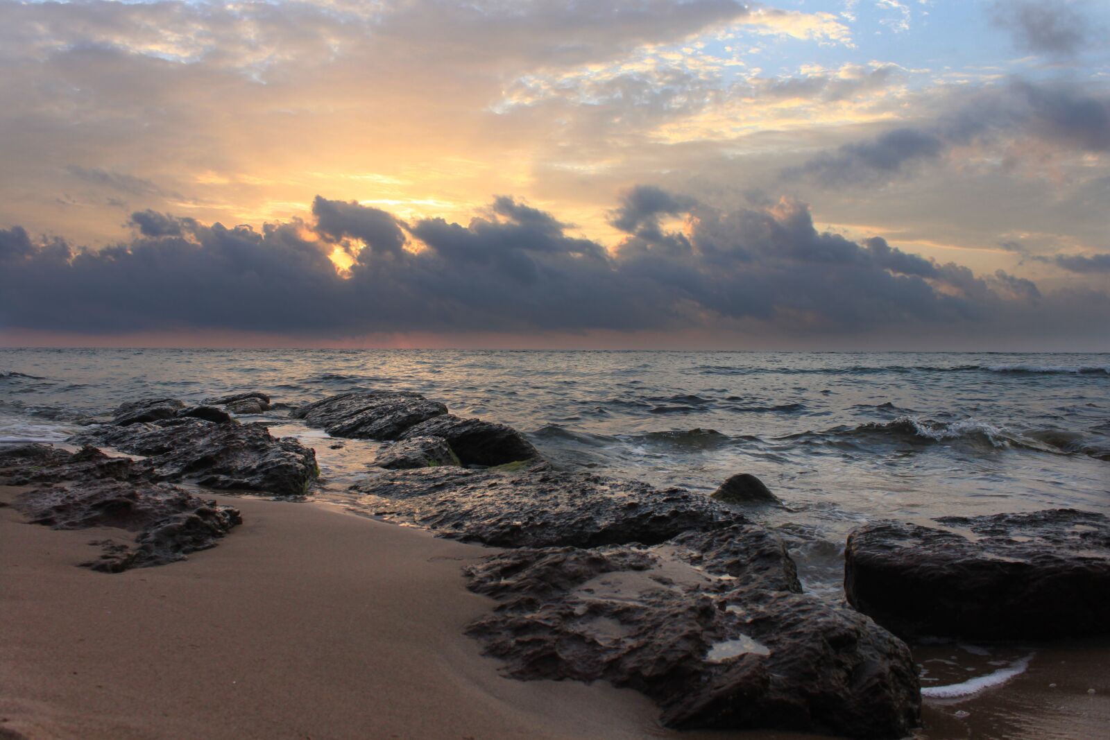 Canon EOS 500D (EOS Rebel T1i / EOS Kiss X3) sample photo. Beach, rocky, stone photography