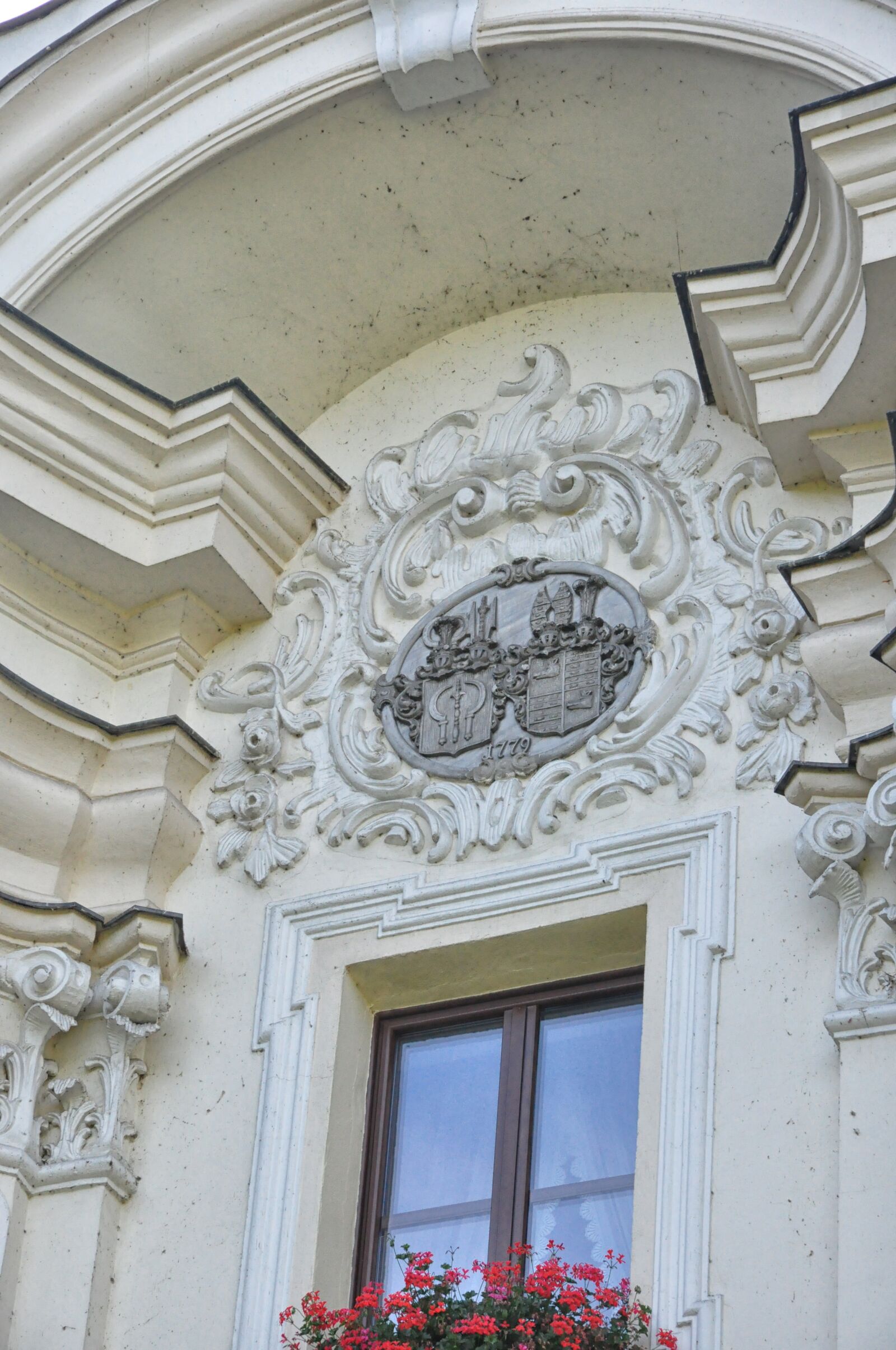 Nikon D90 sample photo. Coat of arms, window photography