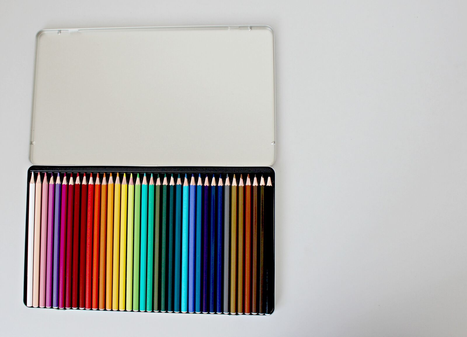 Canon EOS 700D (EOS Rebel T5i / EOS Kiss X7i) sample photo. Pencils, colour, school photography