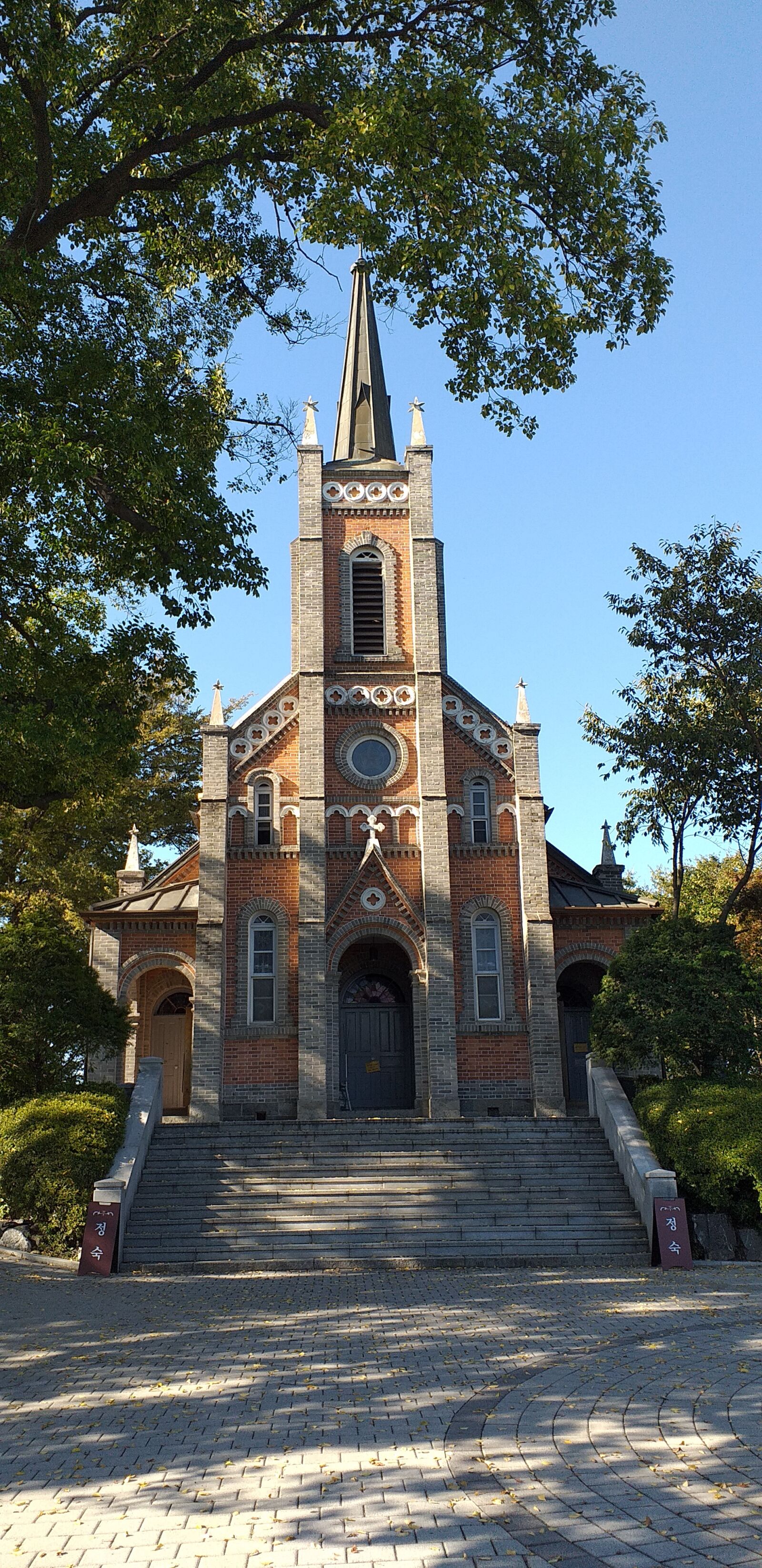 Samsung Galaxy J4+ sample photo. Cathedral, the offensive of photography
