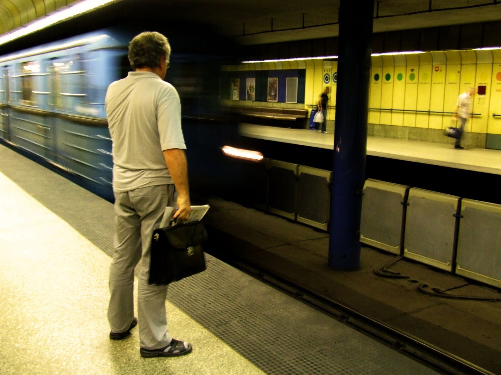 Fujifilm FinePix S5600 sample photo. Metro, budapest, urban photography