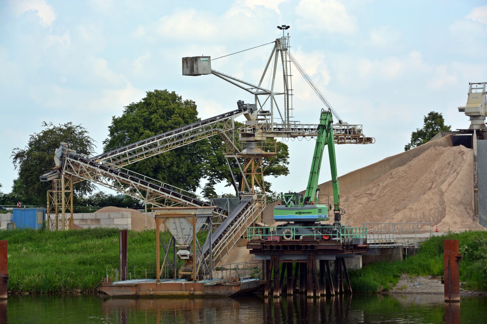 Nikon D5200 sample photo. Conveyor belt, kieswerk, concrete photography