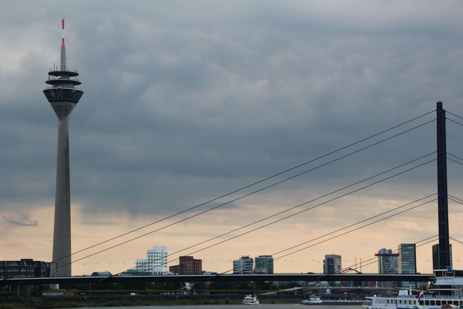 Canon EOS 600D (Rebel EOS T3i / EOS Kiss X5) sample photo. D sseldorf, tv tower photography