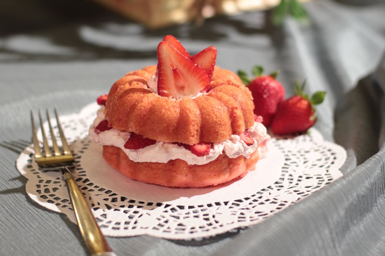 Canon EOS 550D (EOS Rebel T2i / EOS Kiss X4) sample photo. Dainty, strawberry shortcake, health photography