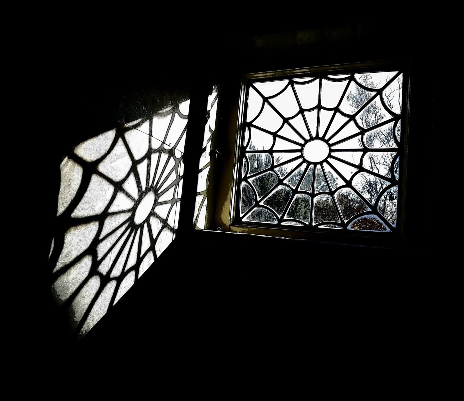 Samsung Galaxy S7 sample photo. Spider web window, leaded photography