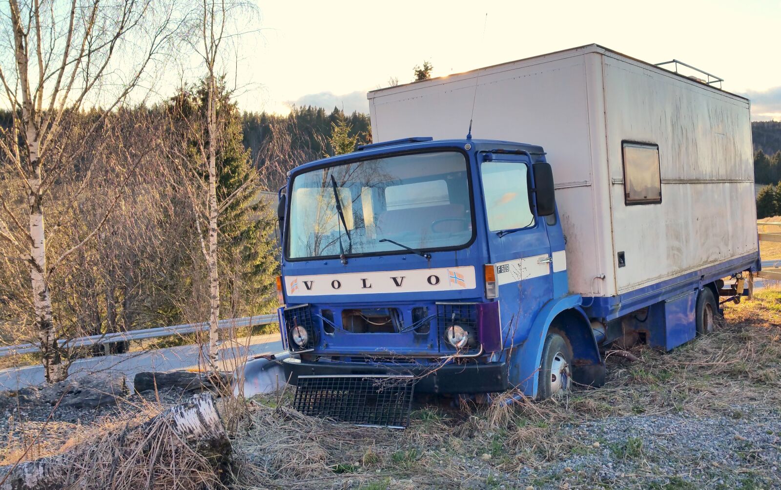 Samsung Galaxy Note4 sample photo. Abandoned, auto, truck, volvo photography
