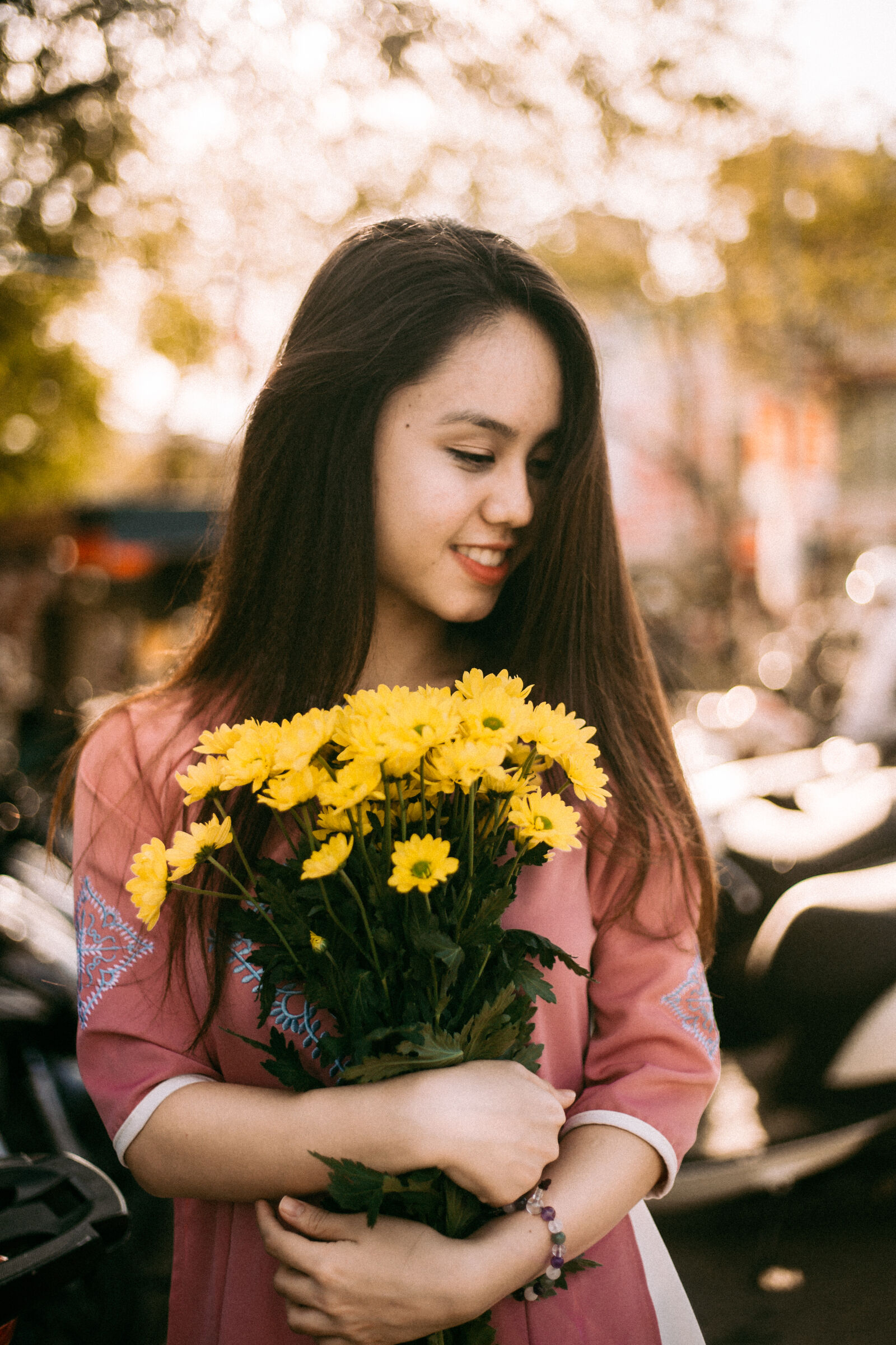 Canon EF 50mm F1.8 STM sample photo. Bouquet, daisy, girl, smiling photography