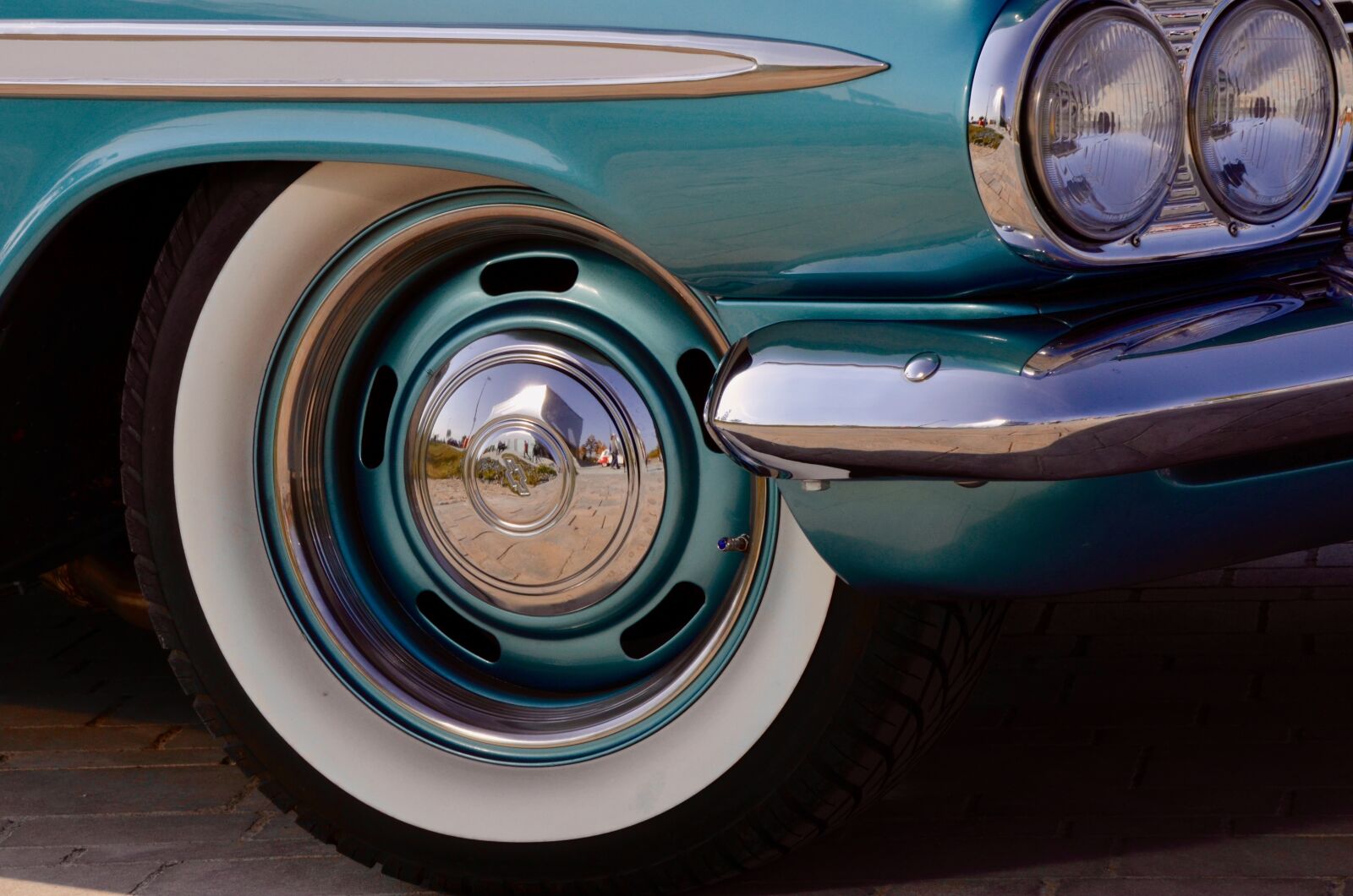 Nikon D5100 sample photo. Chevrolet, whitewall tires, spotlight photography