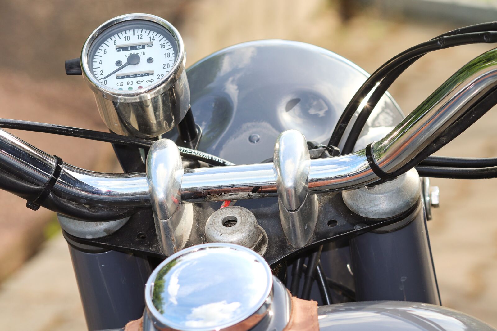 Canon EOS 200D (EOS Rebel SL2 / EOS Kiss X9) sample photo. Armature, motorcycle, speedo photography