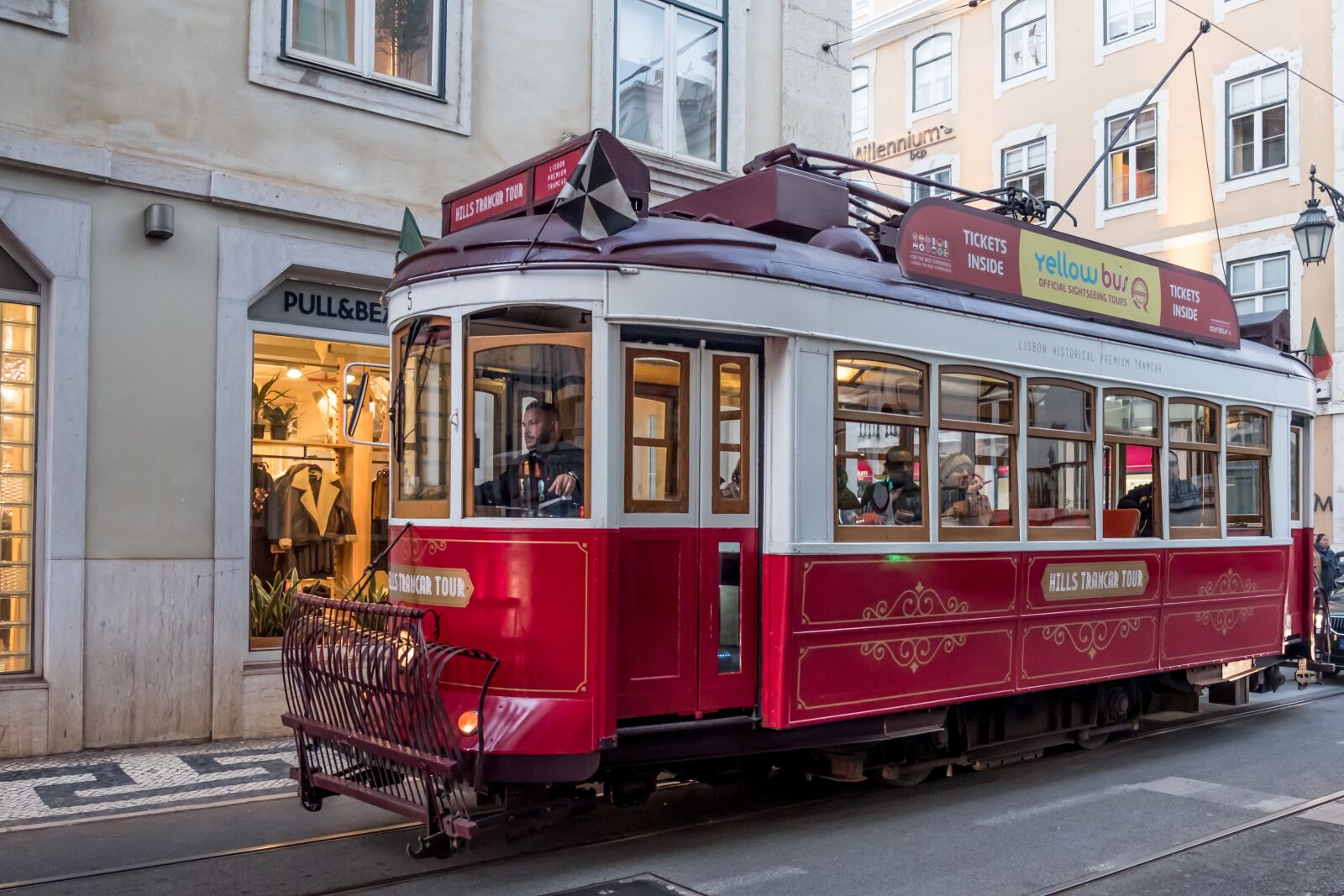 Fujifilm X-T2 sample photo. Portugal, tram, classic photography
