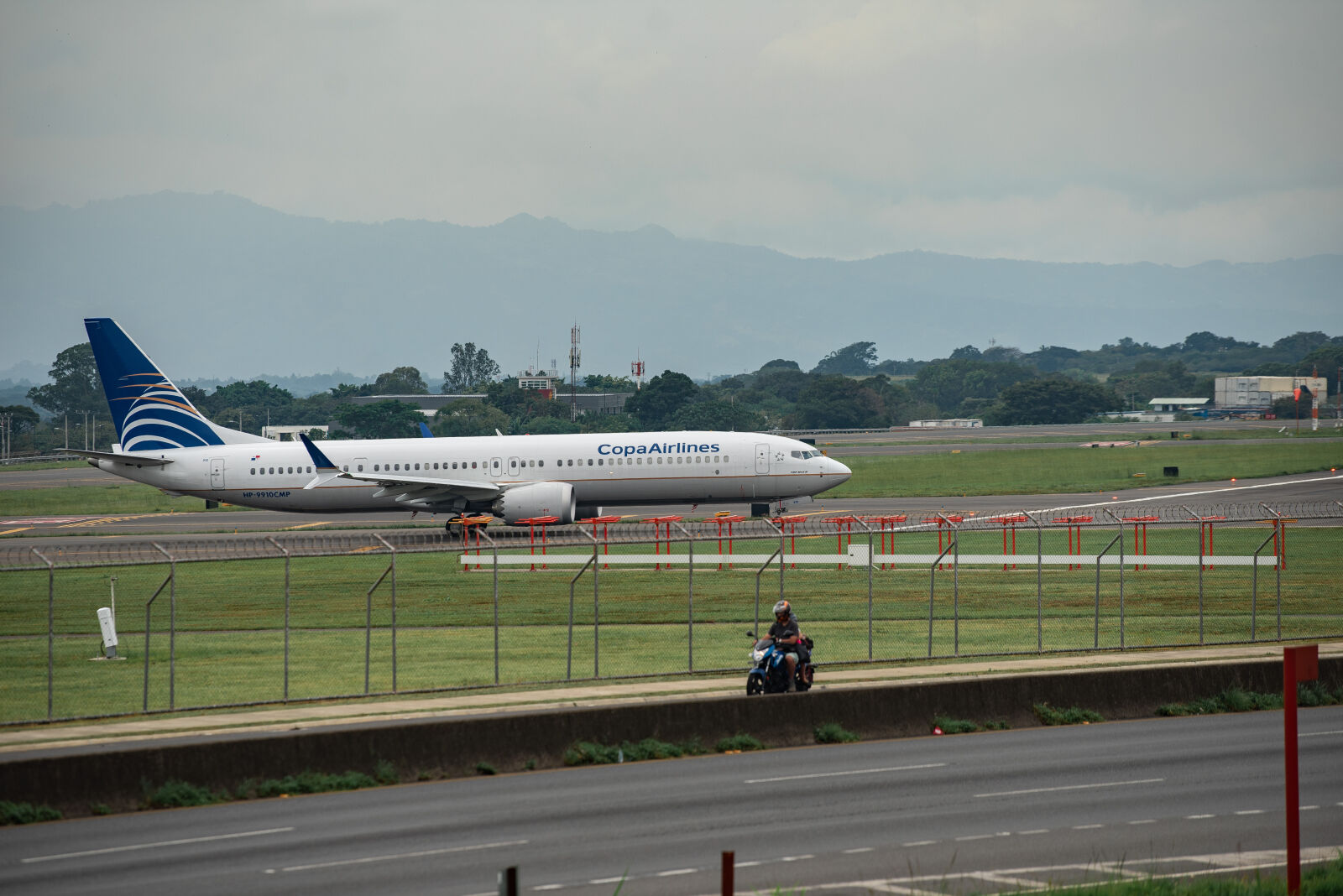 Nikon D750 sample photo. Copa airlines airplane landing photography