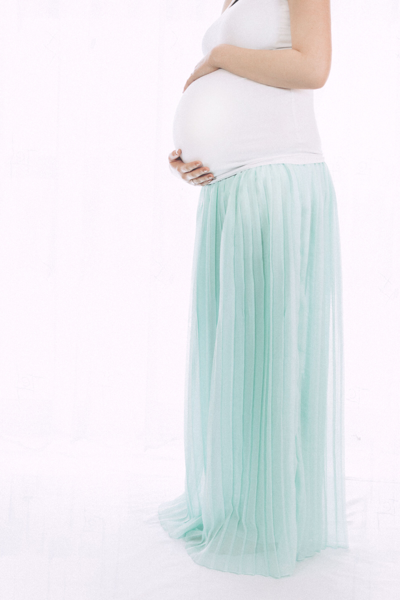 Canon EF 40mm F2.8 STM sample photo. Pregnant, woman, standing, in photography