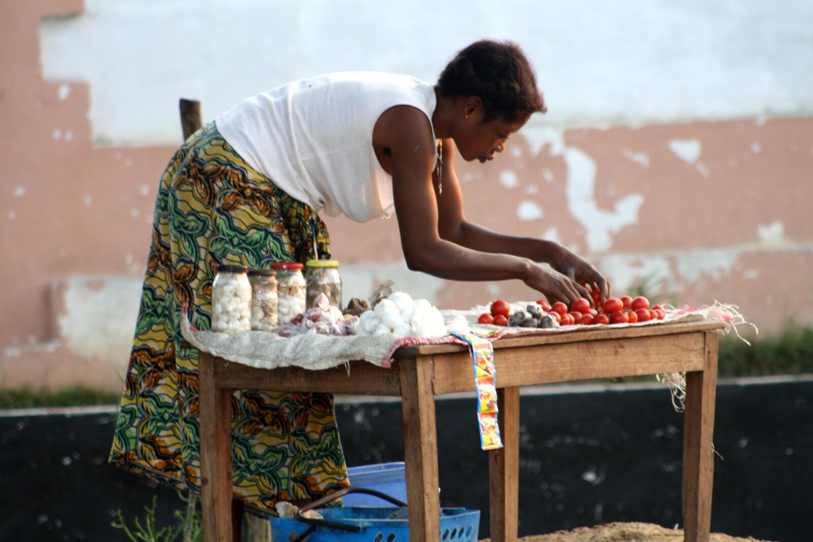 Canon EOS 1000D (EOS Digital Rebel XS / EOS Kiss F) sample photo. Village, masimanimba, woman, setting photography