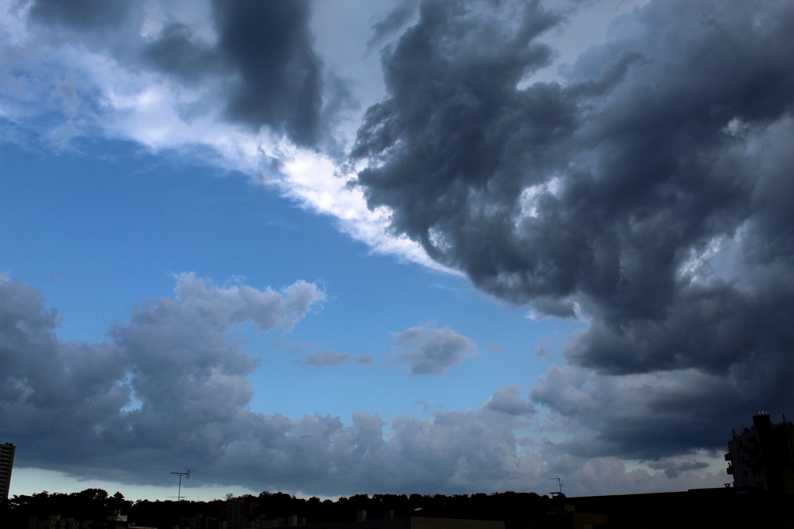 Canon EOS 4000D (EOS Rebel T100 / EOS 3000D) sample photo. Sky, clouds, storm photography