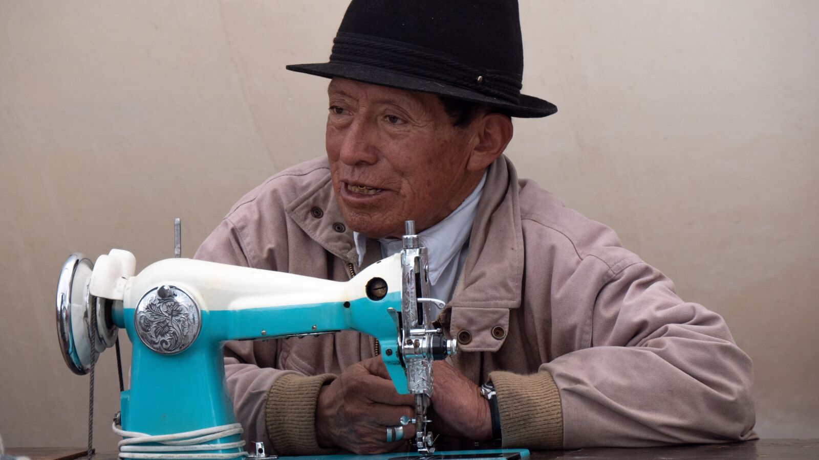 Panasonic Lumix DC-G9 sample photo. Ecuador, guamote, market photography