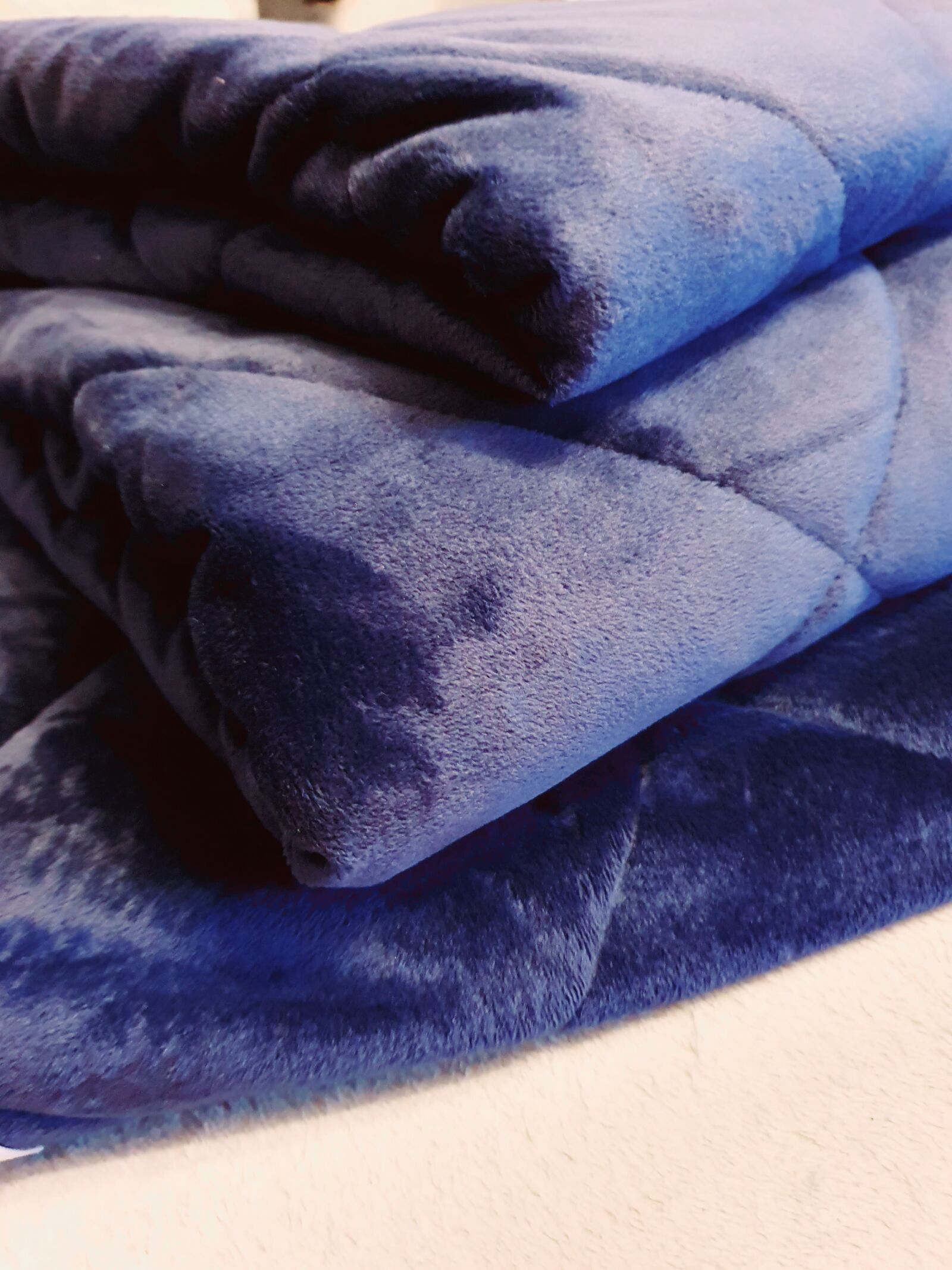 Samsung Galaxy S10 sample photo. Weighted, blanket, blue photography