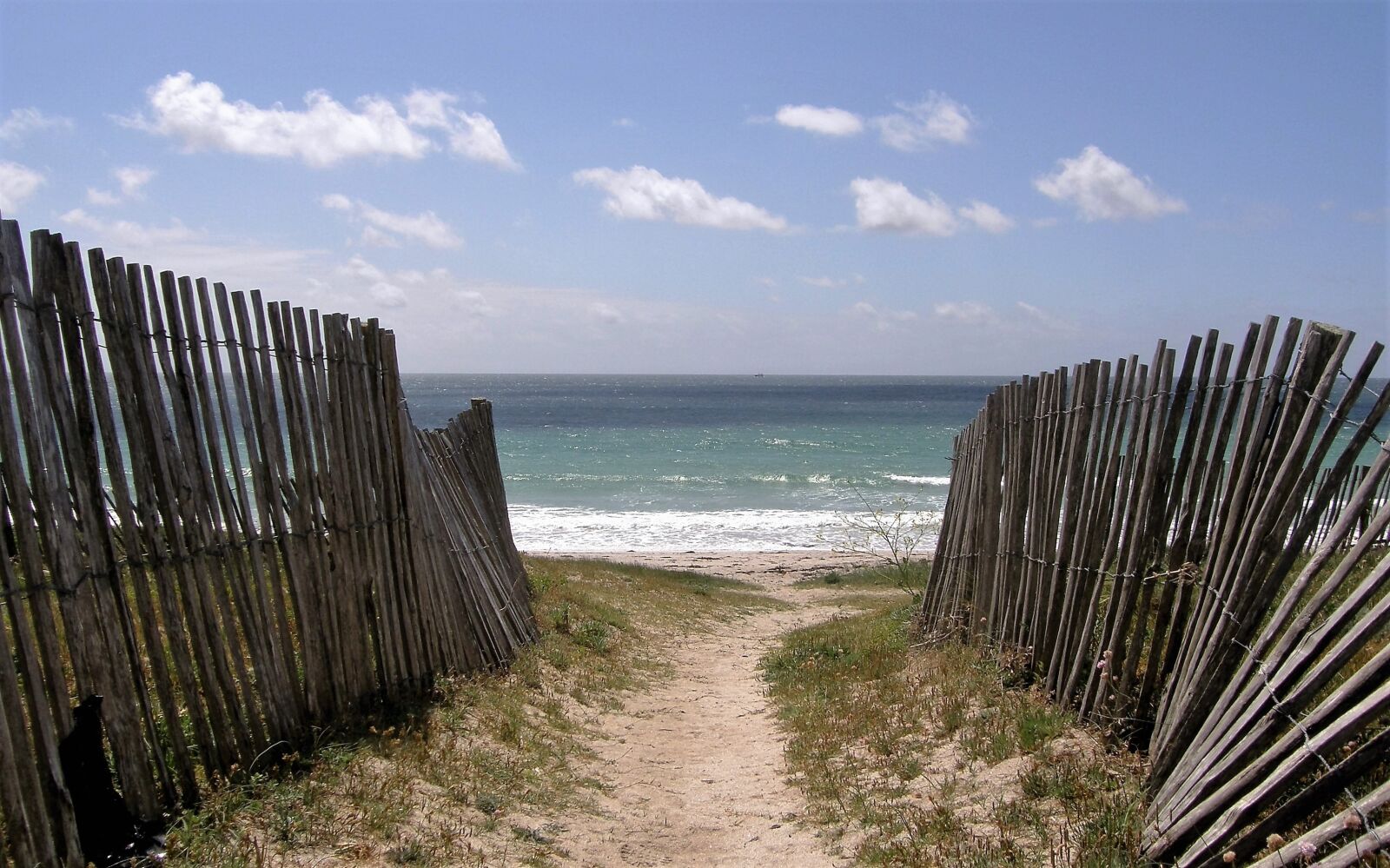 Olympus SP550UZ sample photo. Beach, fences, brittany photography