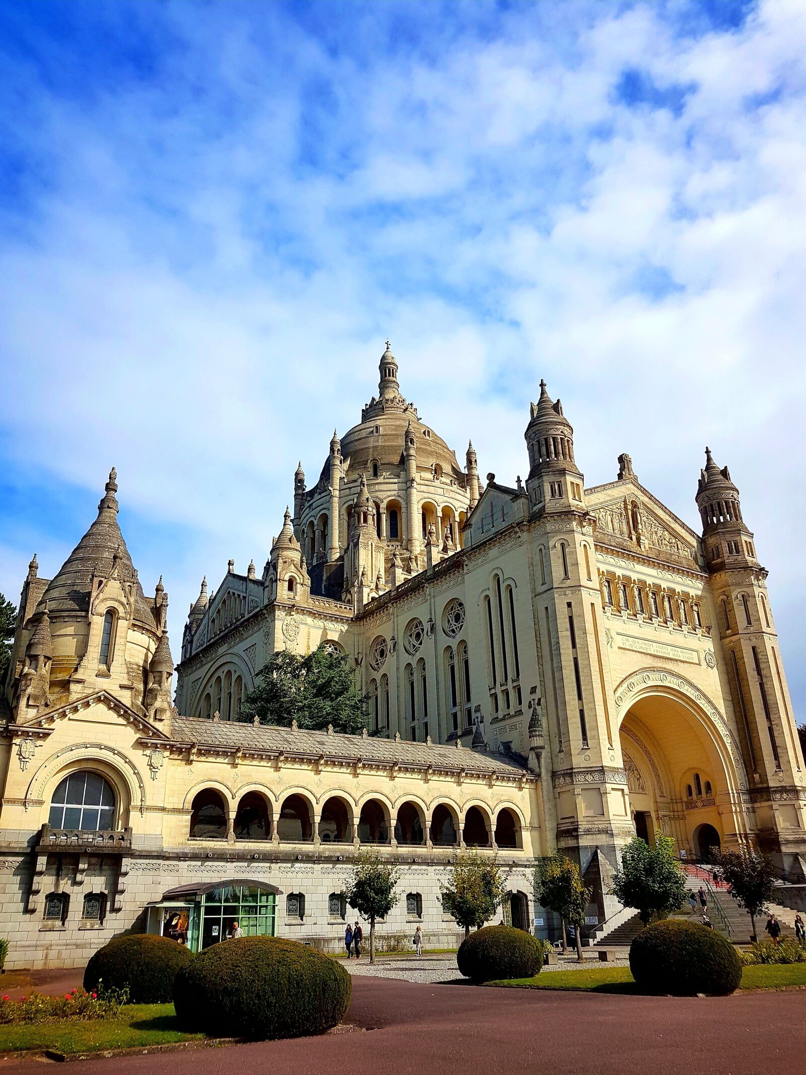Samsung Galaxy S7 Edge sample photo. Cathedral, basilica, gothic photography