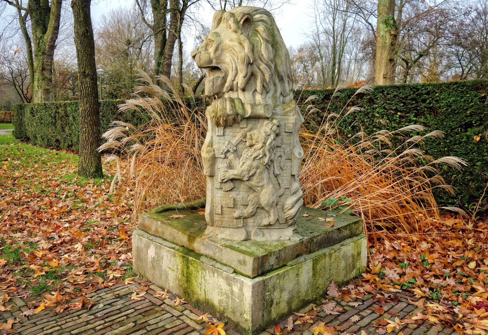 Sony Cyber-shot DSC-RX100 sample photo. Lion, stone lion, sculpture photography