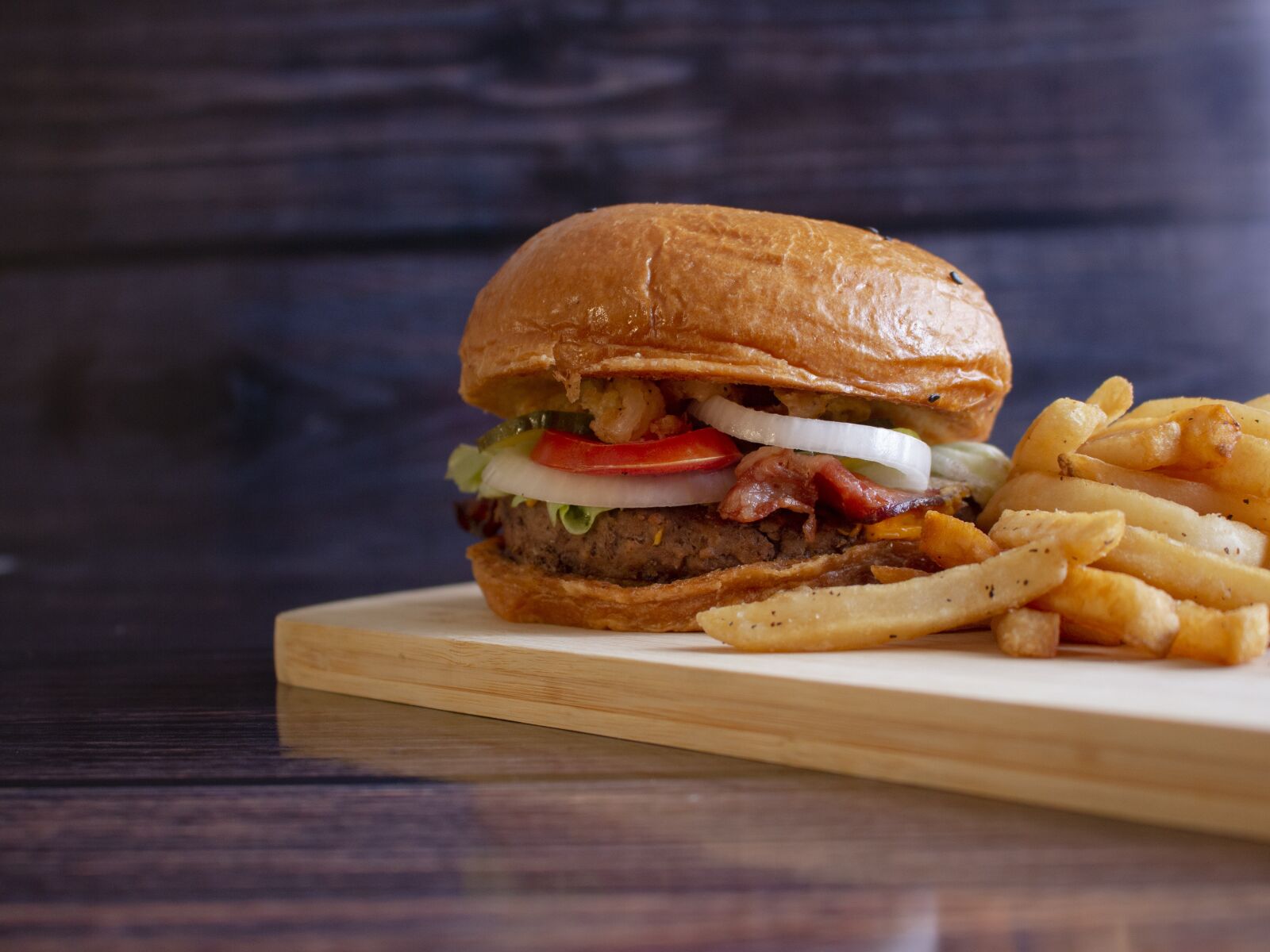 Canon EOS 700D (EOS Rebel T5i / EOS Kiss X7i) sample photo. Burger, french fries, cutting photography