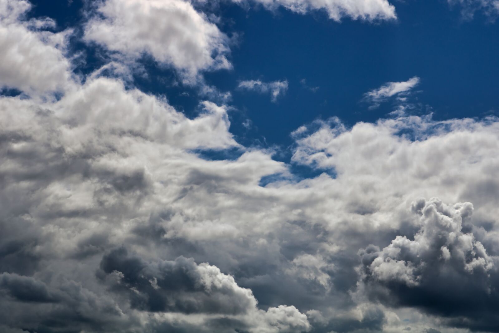 Canon EOS 750D (EOS Rebel T6i / EOS Kiss X8i) sample photo. Blue, sky, clouds photography
