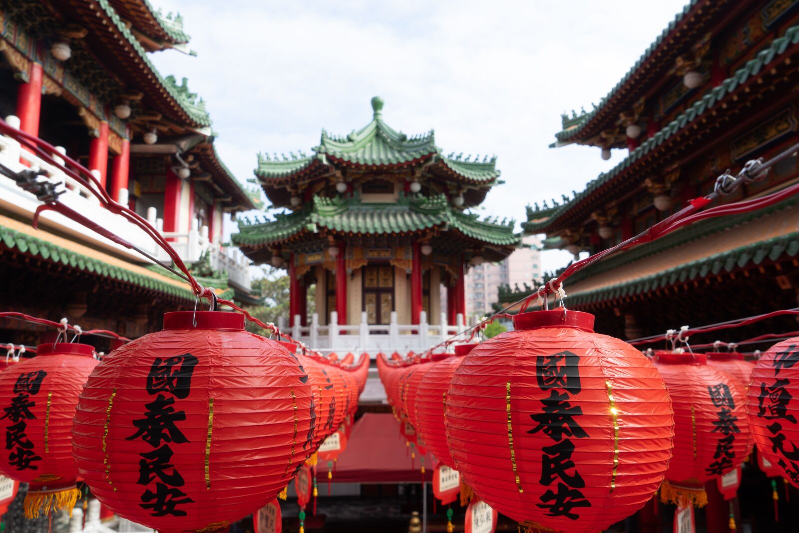 Sony a7 II + Sony Vario Tessar T* FE 24-70mm F4 ZA OSS sample photo. Kaohsiung, temple, taiwan photography