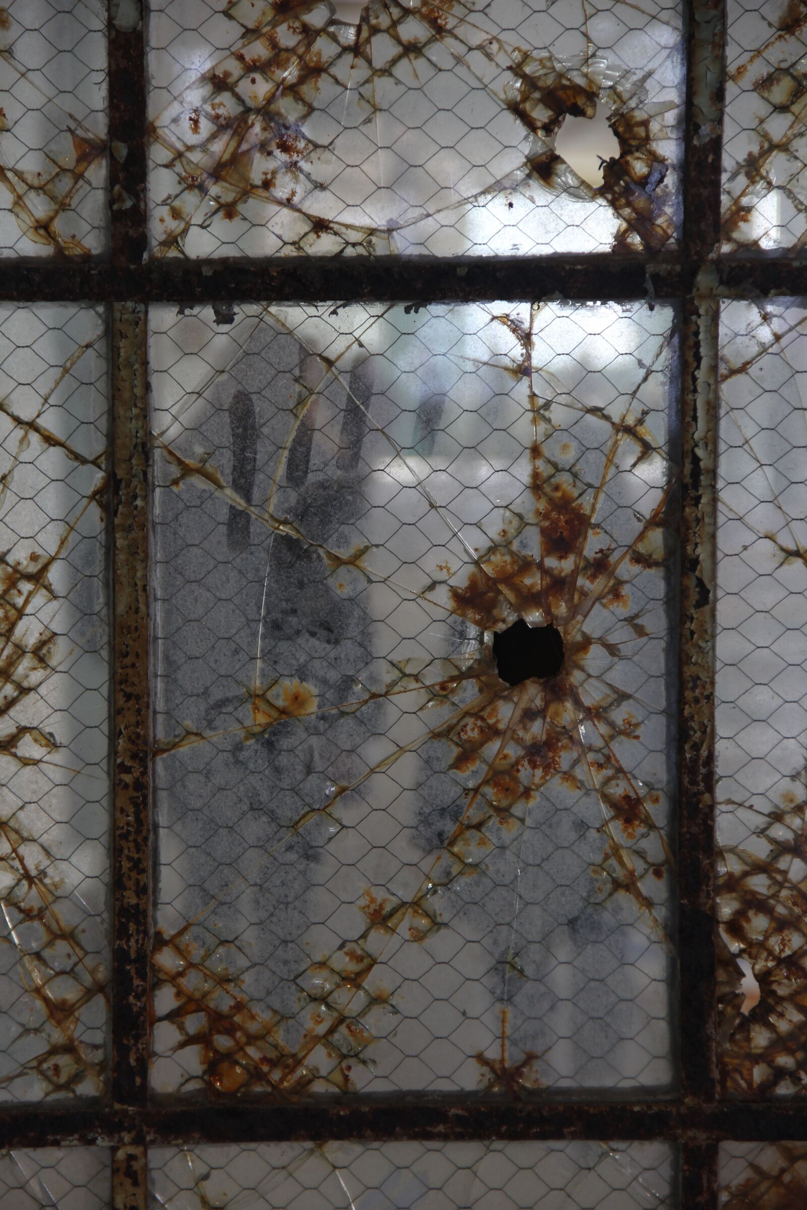 Canon EF-S 18-135mm F3.5-5.6 IS sample photo. Broken, window, frame photography