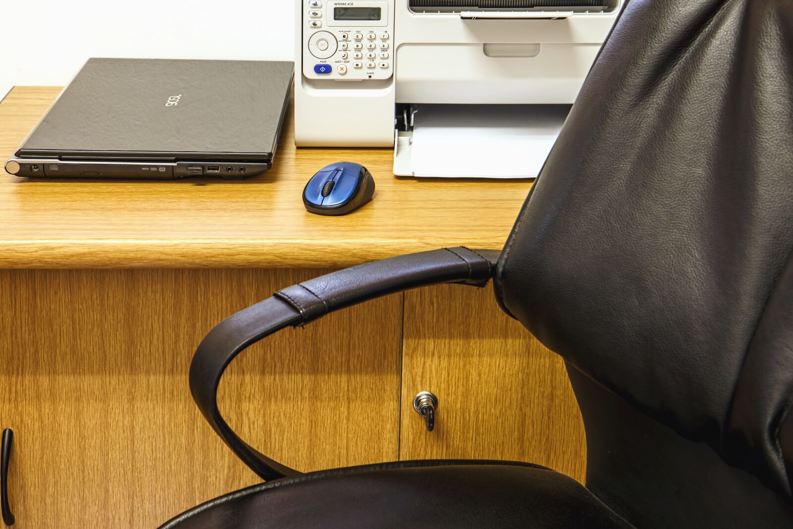 Canon EOS 70D sample photo. Printer, laptop, chair, computer photography