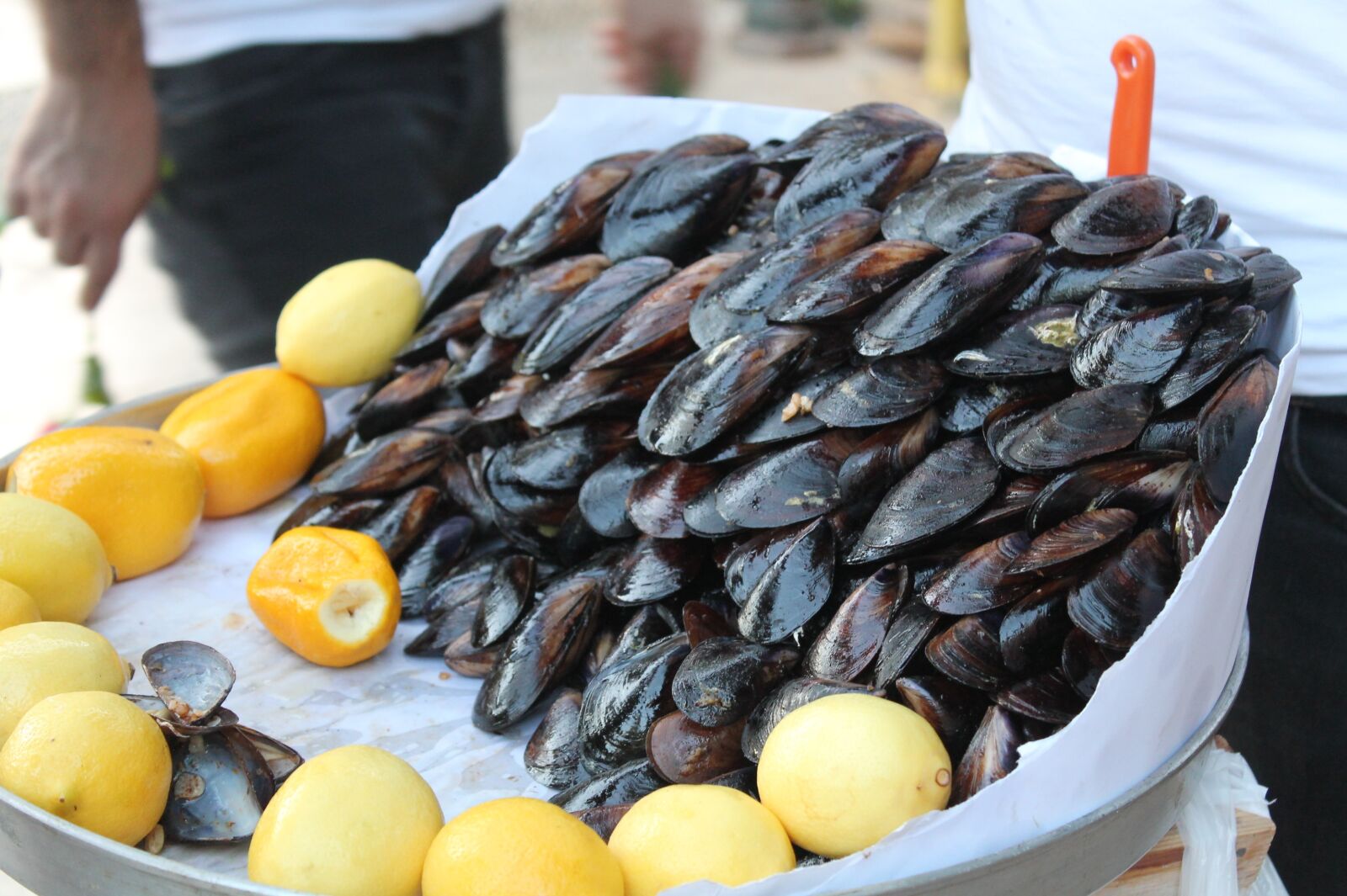 Canon EOS 1100D (EOS Rebel T3 / EOS Kiss X50) sample photo. Mussels, food, lemon photography