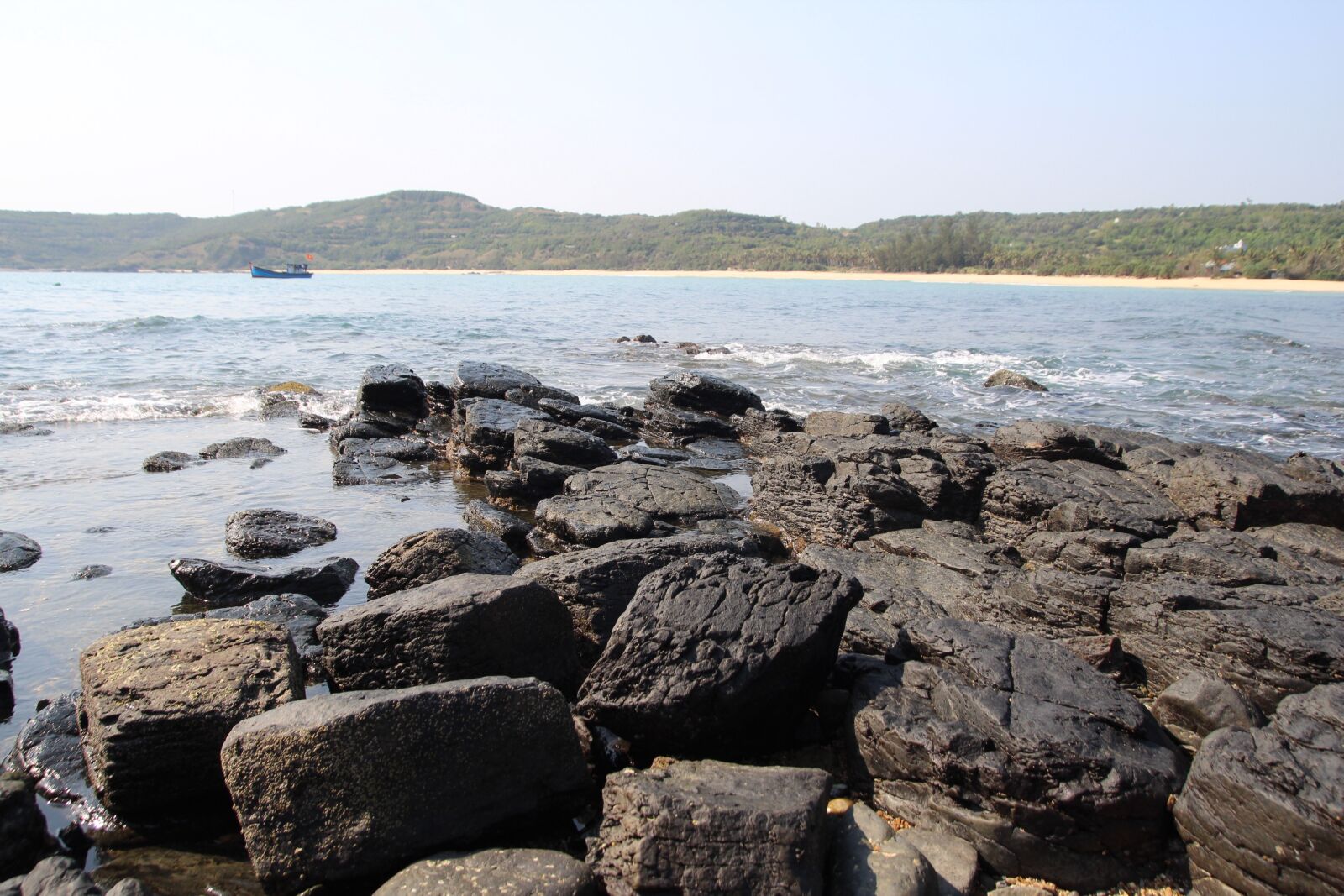 Tamron SP AF 17-50mm F2.8 XR Di II LD Aspherical (IF) sample photo. Vietnam, asia, beach photography