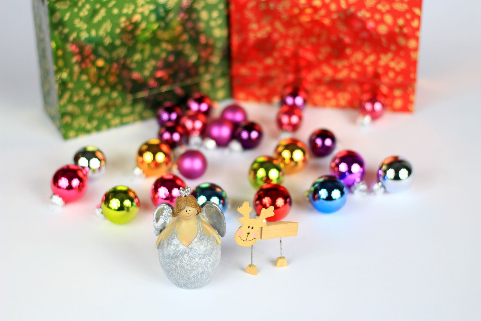 Canon EOS 100D (EOS Rebel SL1 / EOS Kiss X7) sample photo. Christmas, holidays, christmas baubles photography