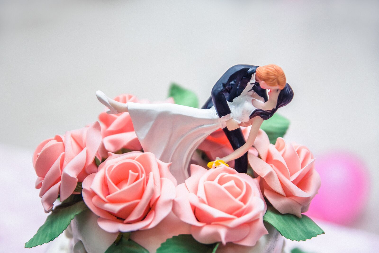 Nikon D750 sample photo. Groom, bride, cake photography