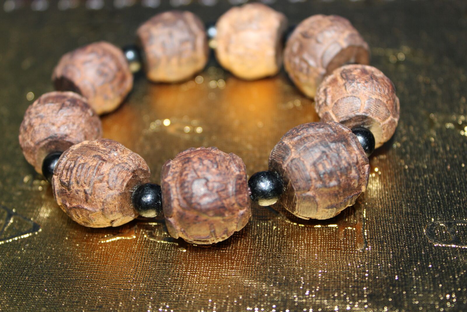 Canon EOS 600D (Rebel EOS T3i / EOS Kiss X5) sample photo. Bracelets, man playing, bracelet photography
