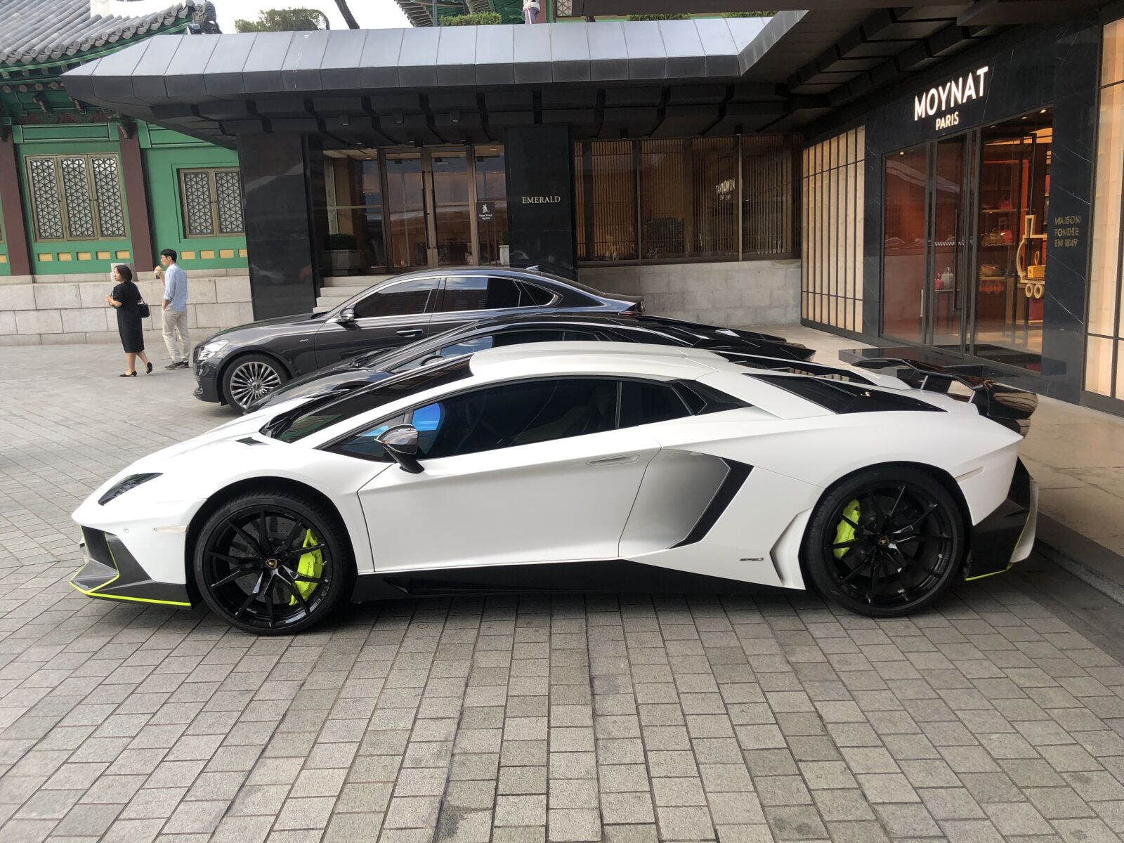 iPhone 8 Plus back dual camera 3.99mm f/1.8 sample photo. Car, sports car, lamborghini photography