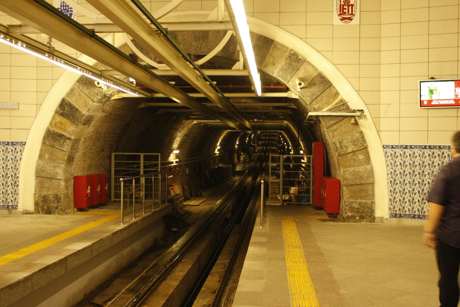 Canon EOS 450D (EOS Rebel XSi / EOS Kiss X2) + Canon EF-S 18-55mm F3.5-5.6 IS sample photo. Istanbul, tram, tunel, tunnel photography