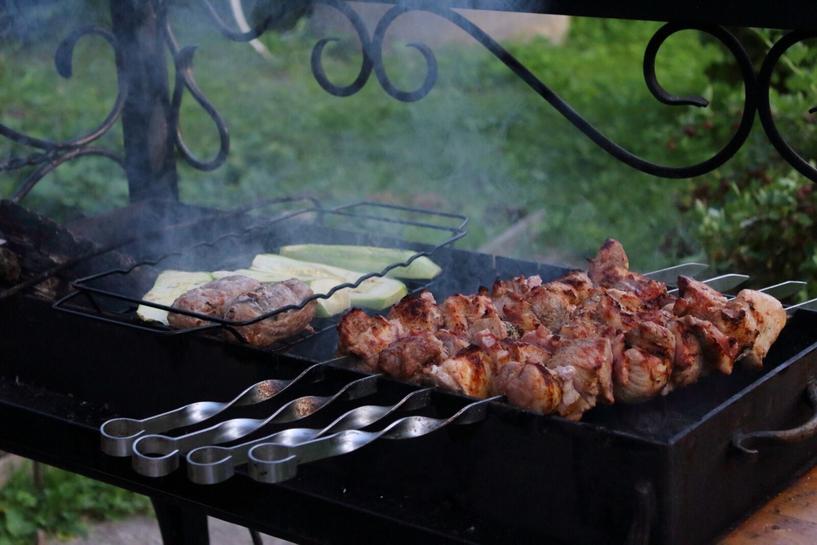 Canon EOS 1200D (EOS Rebel T5 / EOS Kiss X70 / EOS Hi) sample photo. Bbq, smoke, flash photography