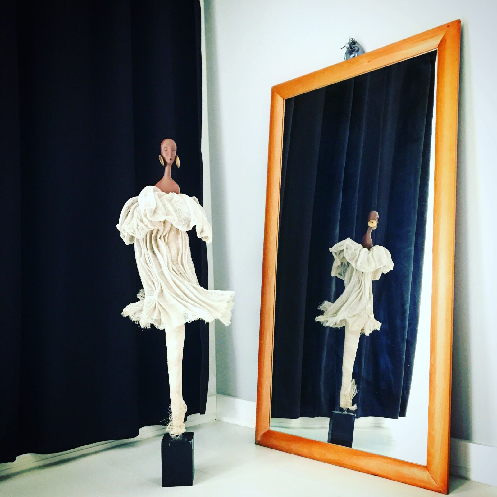 Apple iPhone 7 Plus sample photo. Interior, sculpture, mirror photography