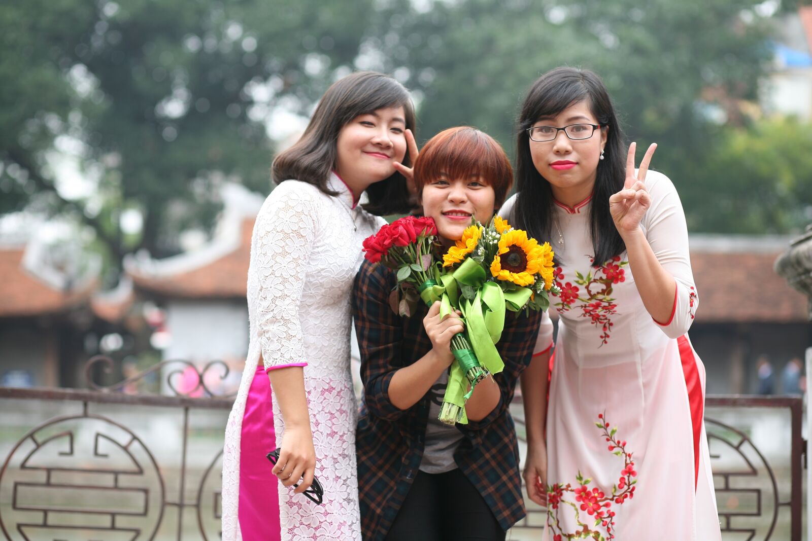 Canon EOS 5D sample photo. Flower, people, those photography