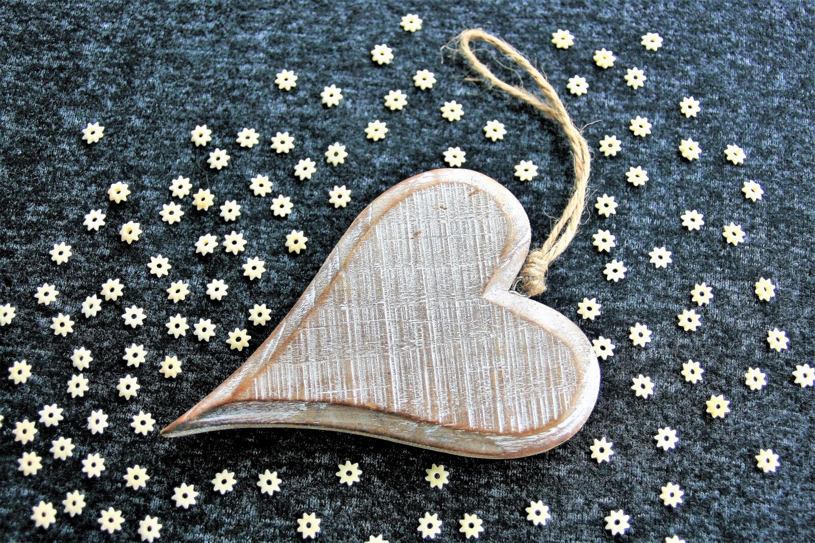 Canon EOS 400D (EOS Digital Rebel XTi / EOS Kiss Digital X) sample photo. Wooden heart, valentine's day photography