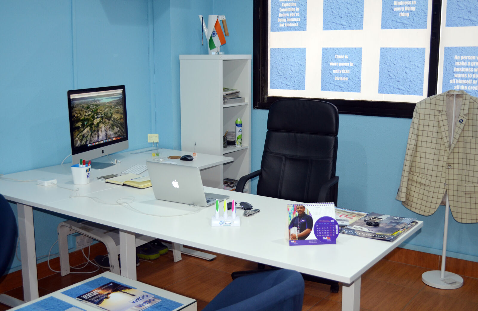 Nikon D5100 sample photo. Blazer, cabin, desk, desktops photography