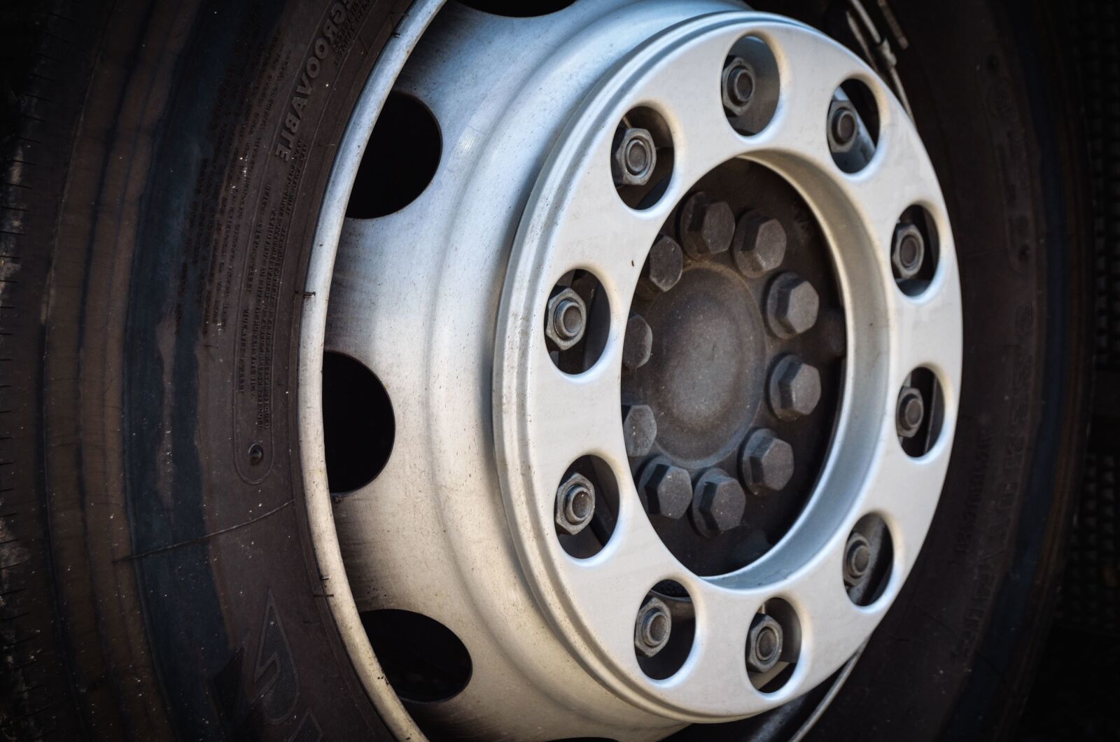 Nikon D5100 sample photo. Screw, wheel, metal, steel photography