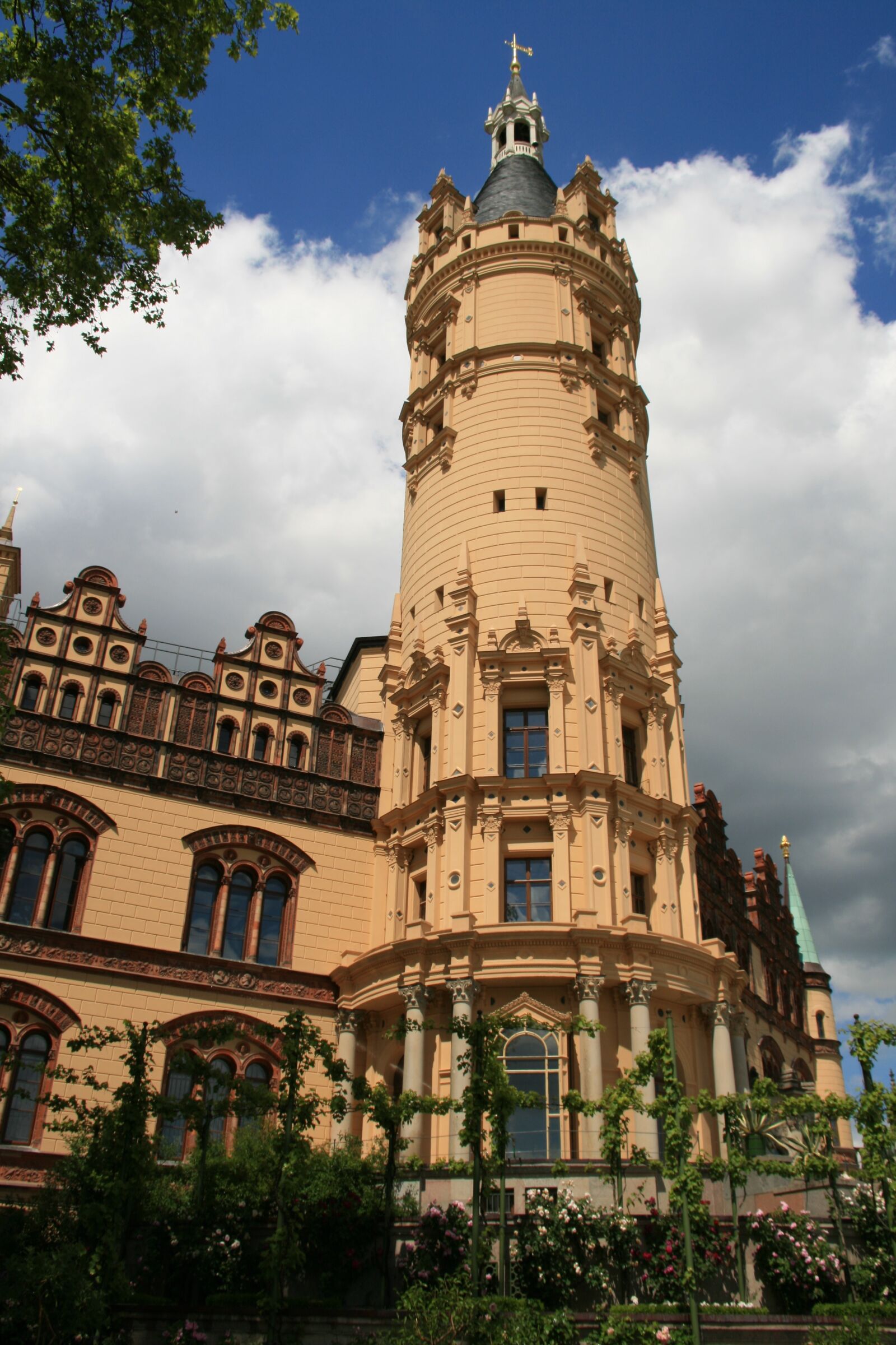 Canon EOS 400D (EOS Digital Rebel XTi / EOS Kiss Digital X) sample photo. Schwerin, castle, castle tower photography