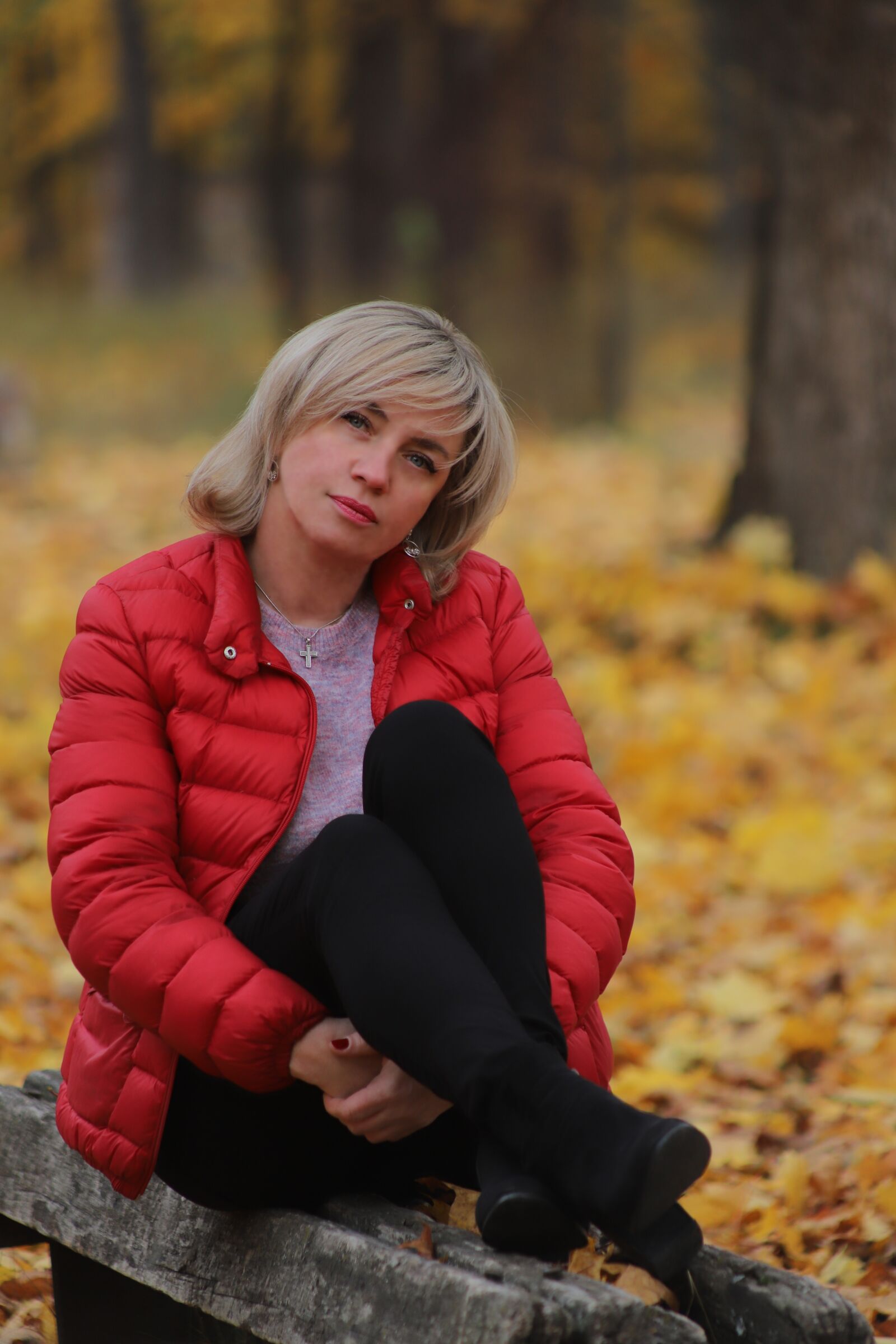 Canon EF 75-300mm f/4-5.6 USM sample photo. Woman, autumn, red photography