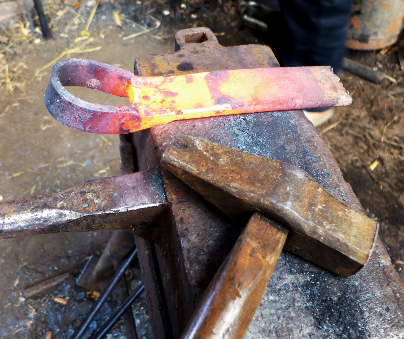 Leica D-Lux 6 sample photo. Iron, tool, flame photography