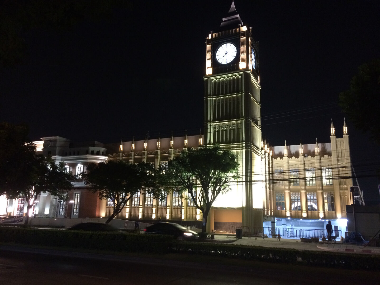 iPhone 5s back camera 4.15mm f/2.2 sample photo. Bangkok, london, street, nightlife photography