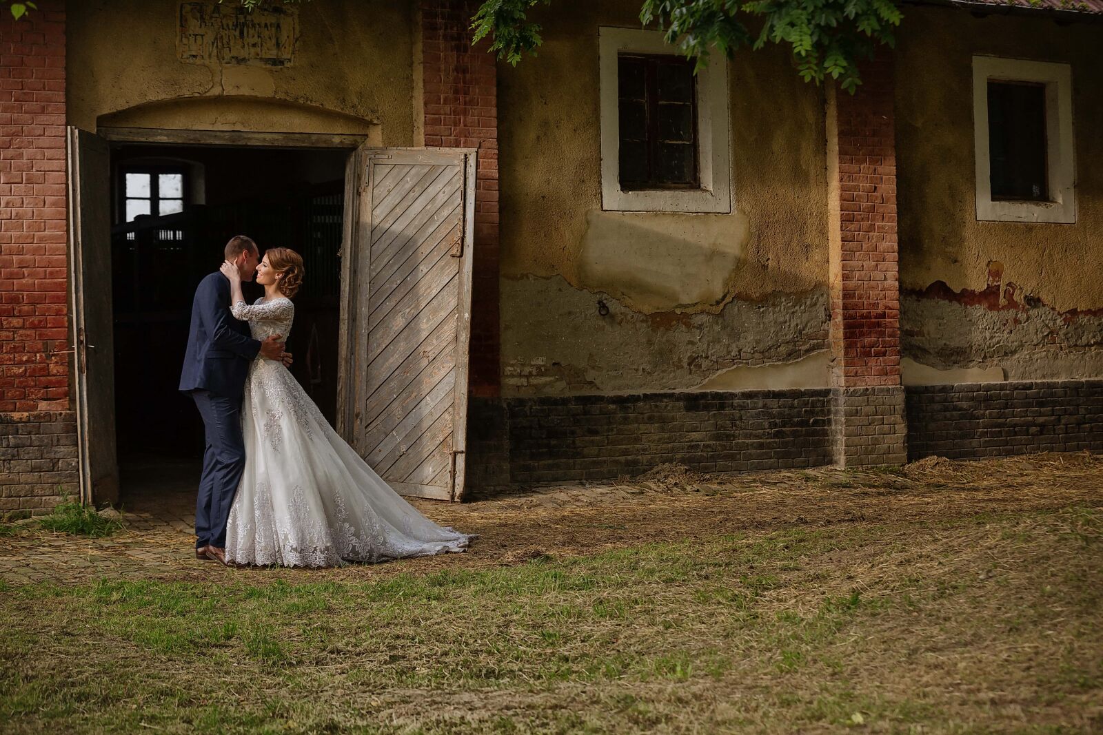 Canon EF 70-200mm F2.8L IS II USM sample photo. Farmland, bride, groom, farmhouse photography