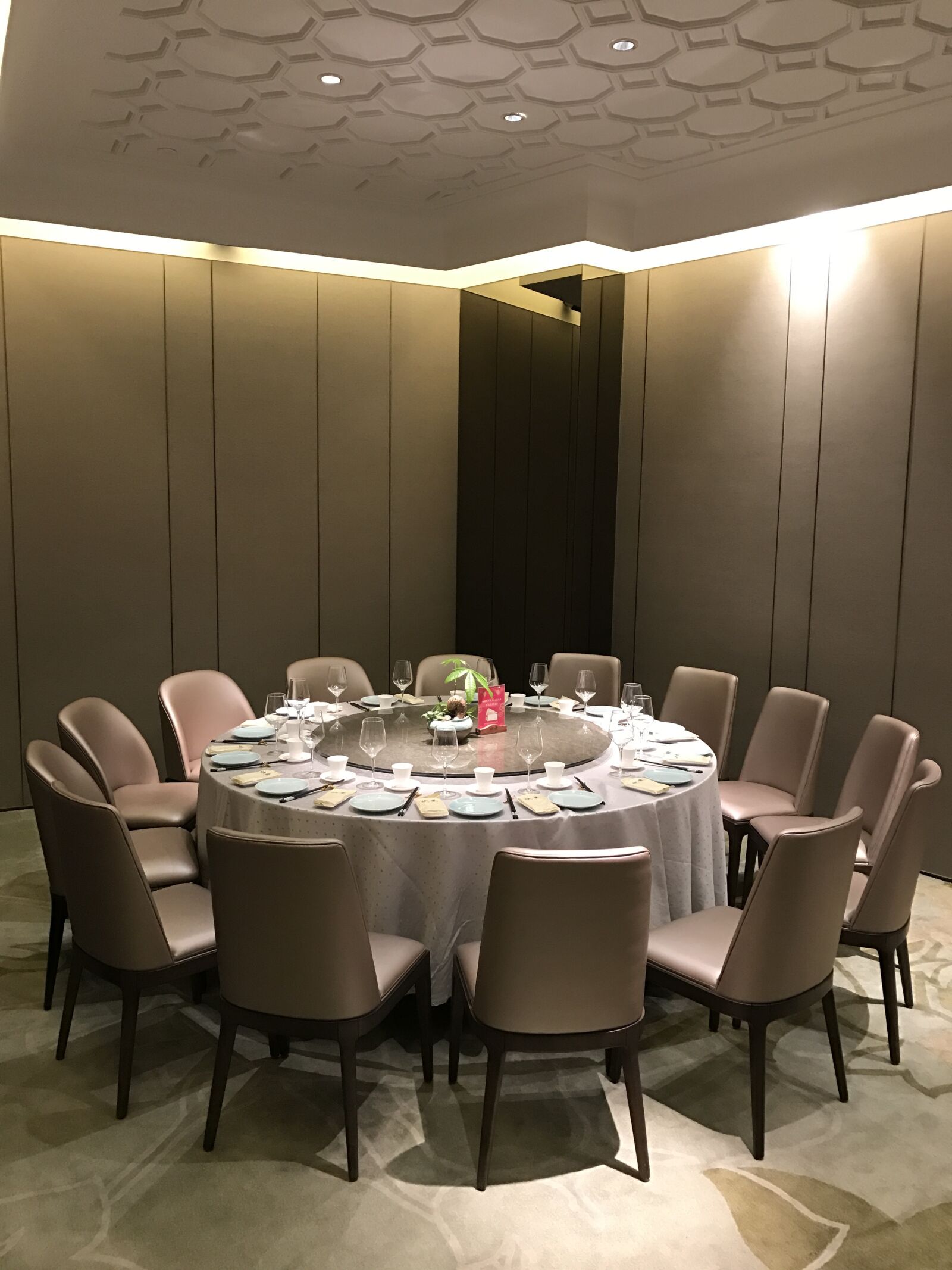Apple iPhone 7 sample photo. Restaurant, dining table, table photography