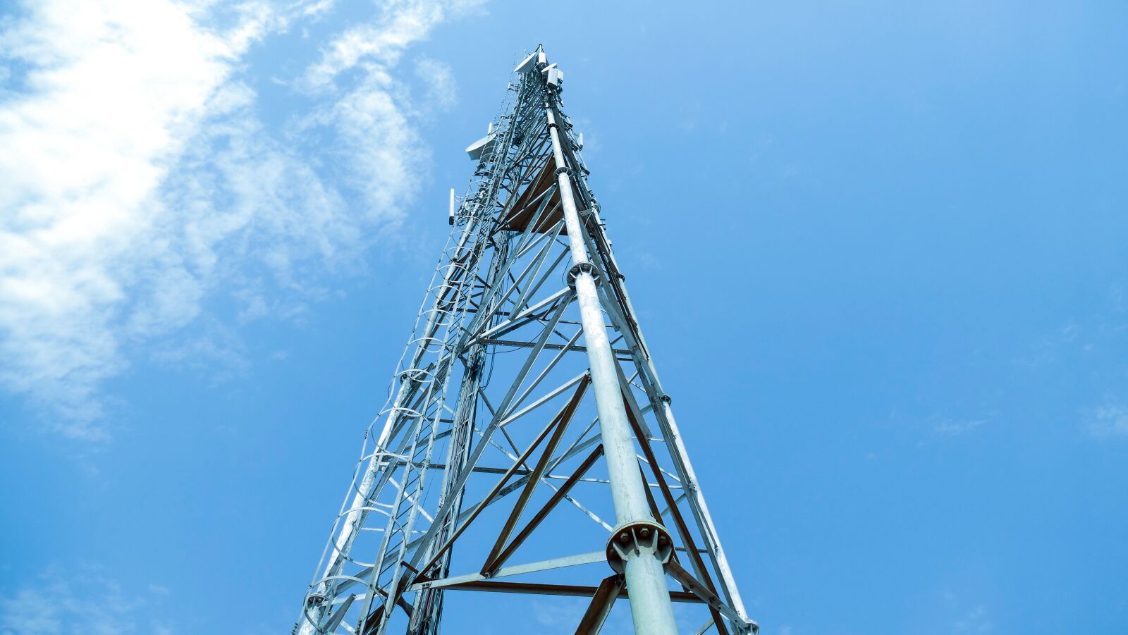 Panasonic Lumix DMC-FZ1000 sample photo. Mobil tower, communication, transmitter photography