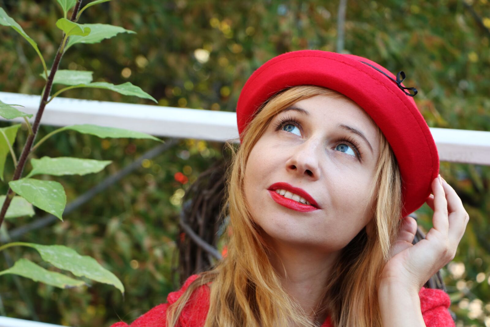 Canon EOS 750D (EOS Rebel T6i / EOS Kiss X8i) sample photo. The woman in red photography