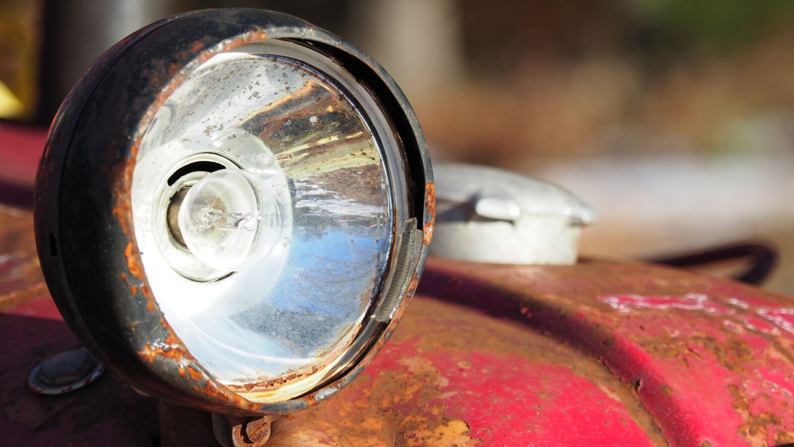 Olympus M.Zuiko Digital ED 12-100mm F4.0 IS Pro sample photo. Broken, lamp, tractor photography